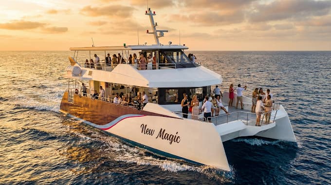 Catamarán New Magic de Costasol Cruceros, cliente de Ticando